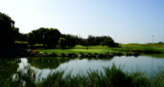 高爾夫教學(xué)：三桿洞，四面環(huán)水的5號洞怎么打？